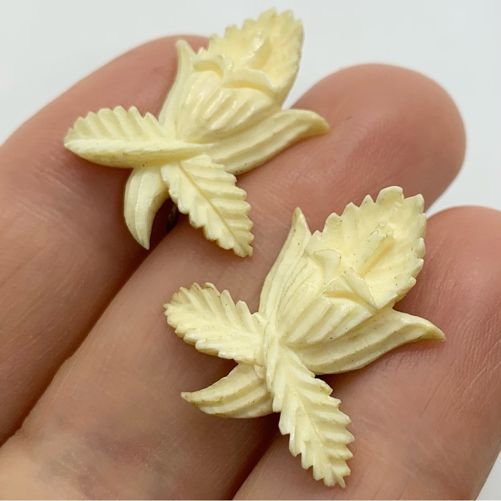 VINTAGE ORCHID HAND CARVED  CREAM IVORY FLORAL EARRINGS STERLING SILVER SCREW-ON